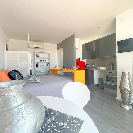 Unique With Amazing Terrace Centre Apartment